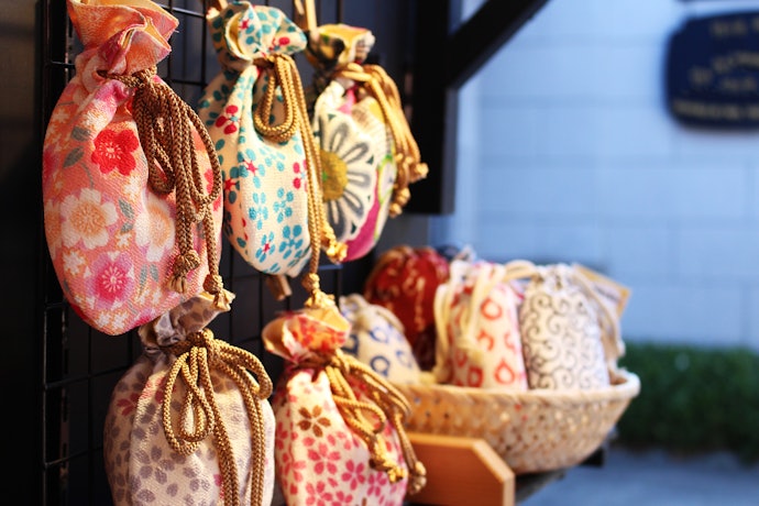京都らしいデザインや文化を重視するなら、京友禅や清水焼などの伝統工芸品を選ぼう