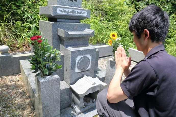 墓掃除と同時に墓参りを代行してくれる業者もおすすめ