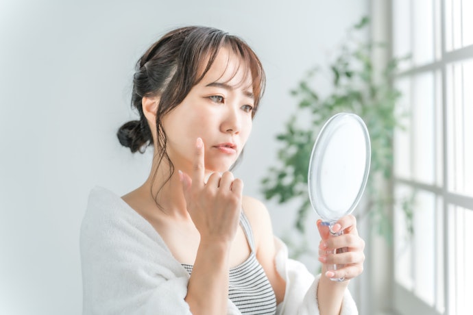 頬がこけて、老けた印象になる