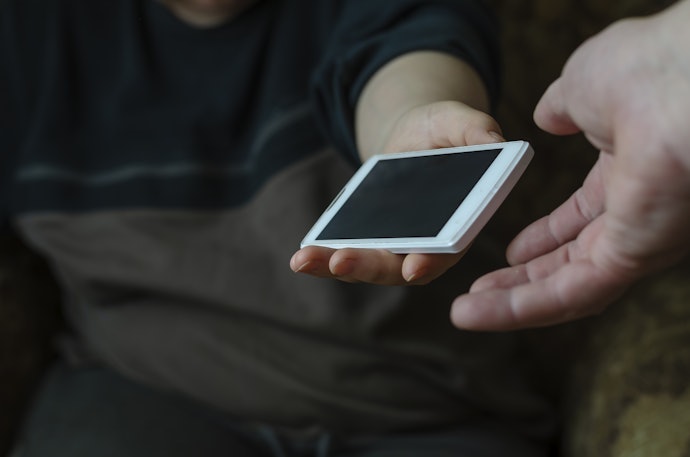 携帯を担保にお金を借りるのは法律違反になる可能性がある