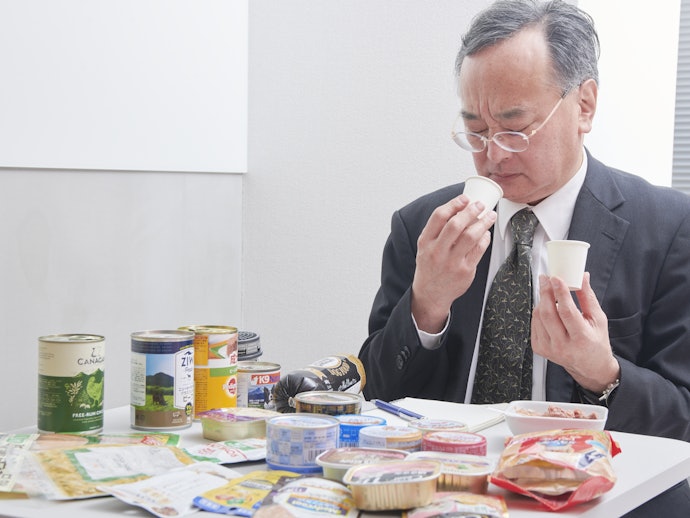 脂・素材の香りが非常に強い。甘い香りはやや物足りず、好みがわかれる