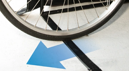 入口が比較的高く、自転車を出し入れしやすい。前後どちらも開くステップスルー仕様