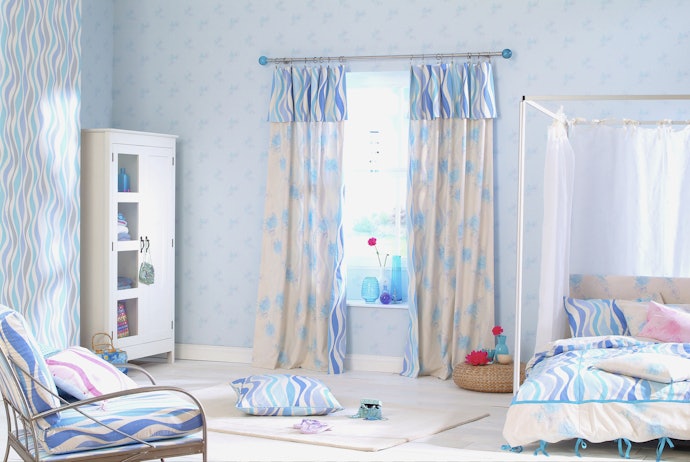 ポップな花柄:カラフルで明るい柄は、子ども部屋にぴったり