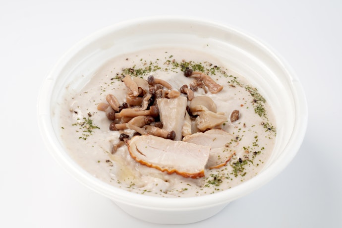 今回の食べ比べで圧倒的1位!きのこクリーム×鰹だしが意外とハマる、イタリアン風味のうどん