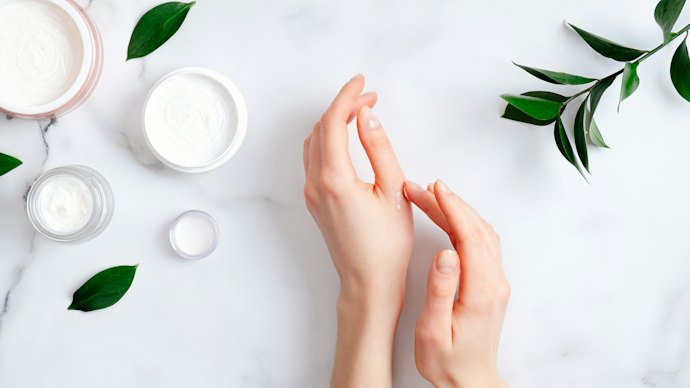 手頃で肌にやさしいものを使いたいなら、主に穀物由来の植物性セラミドを選択