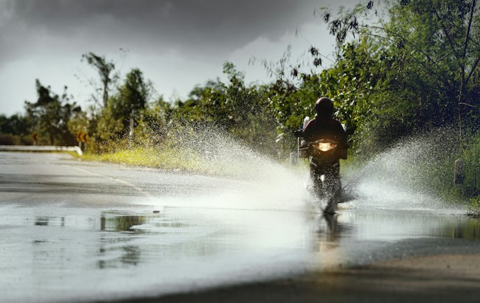 雨天時にもバイクに乗るなら防水透湿性があるものをチョイス