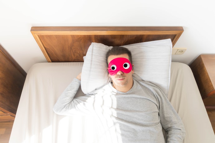 就寝用なら遮光性をチェック。フィット感が高いものなら光が入りにくい