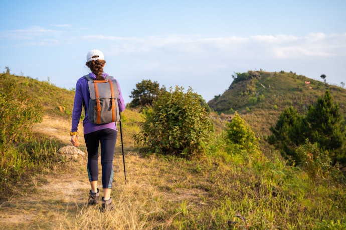 登山には細身を。キャンプにはゆったりシルエットも選択肢に