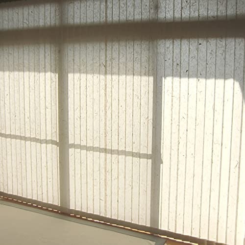 やさしい光を取り込めるものがよいなら、和紙製がぴったり
