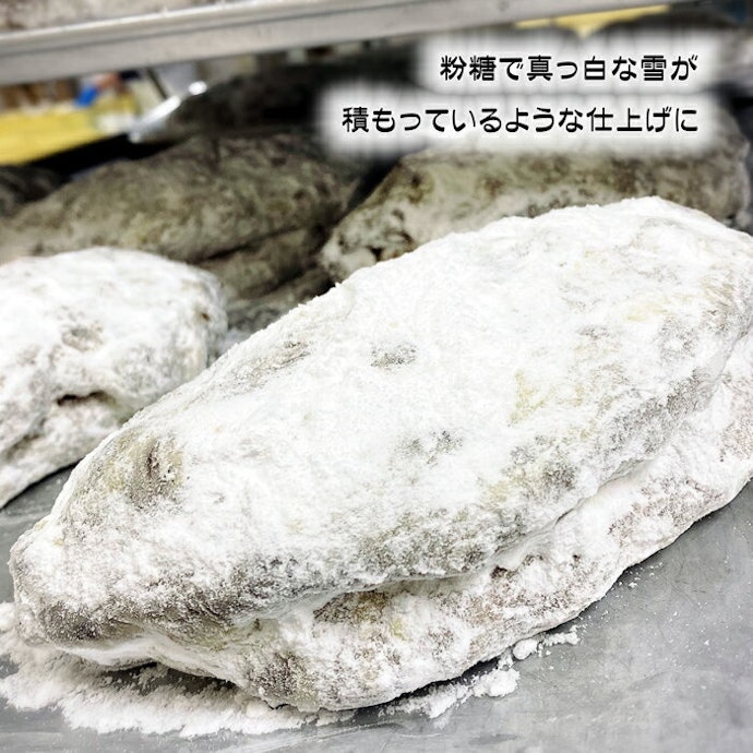 本場ドイツ定番の粉砂糖コーティング。経過で生地に馴染む甘さに注目