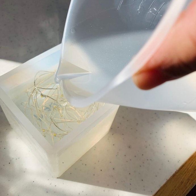 低粘度タイプは型を使う作品、高粘度タイプは立体感やカラフルさを出す作品向け