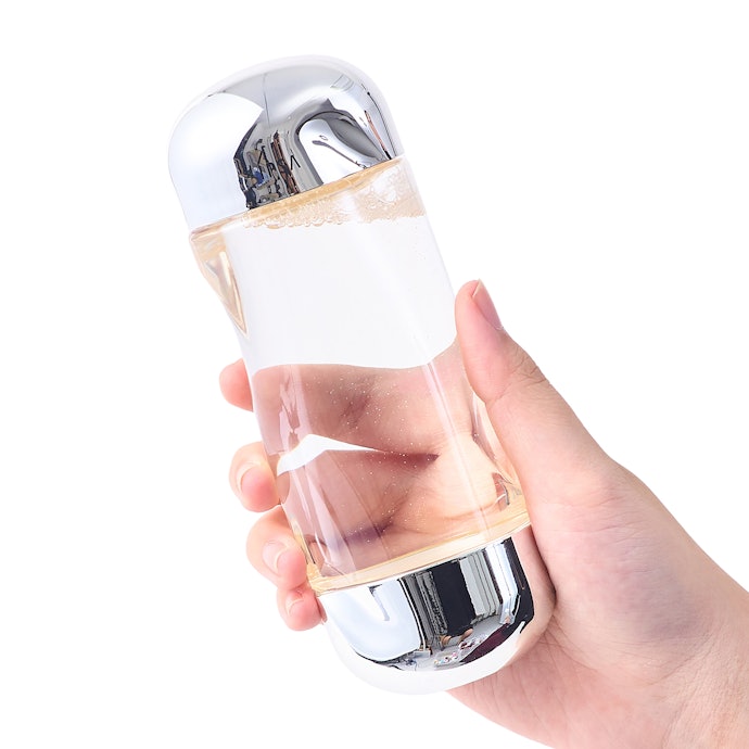 容器のくびれが手にフィットする。フタは片手だと開かないが、適量を出しやすい