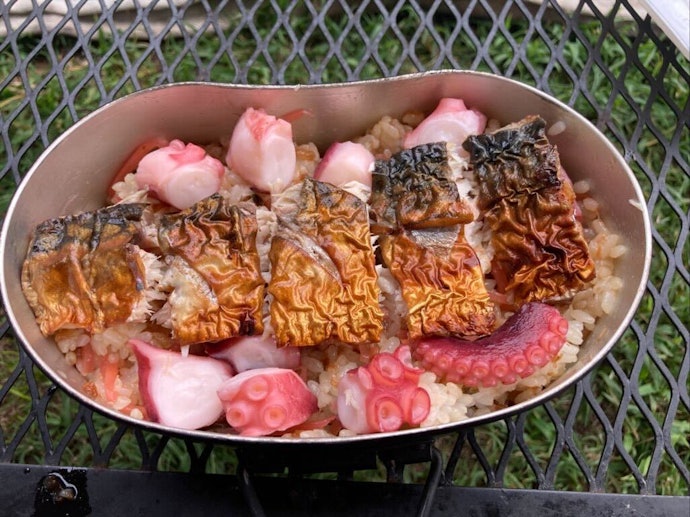 ④サバの塩焼きを投入する