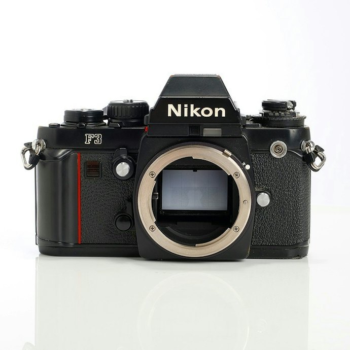 写りとレンズ交換を楽しむならフィルム一眼レフ。大きさと重さには注意が必要