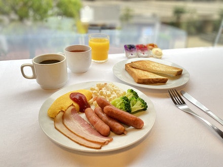 朝食付き:朝からしっかり食べたい人向き。無料朝食付きのホテルも!
