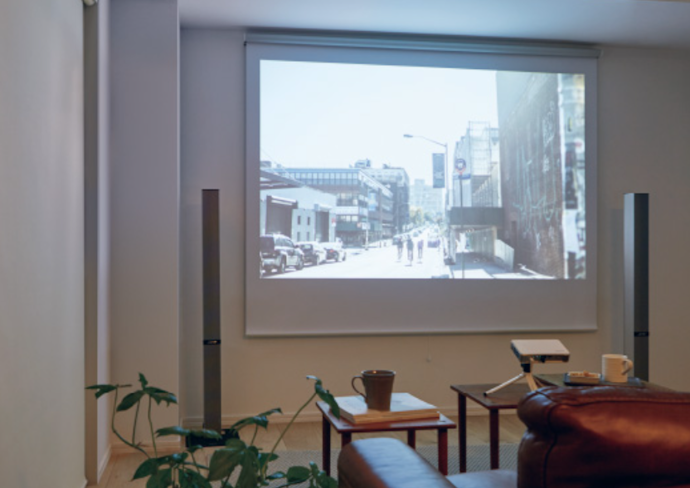 どの角度からも自然に見える。反射が均一で大人数での映画鑑賞も快適