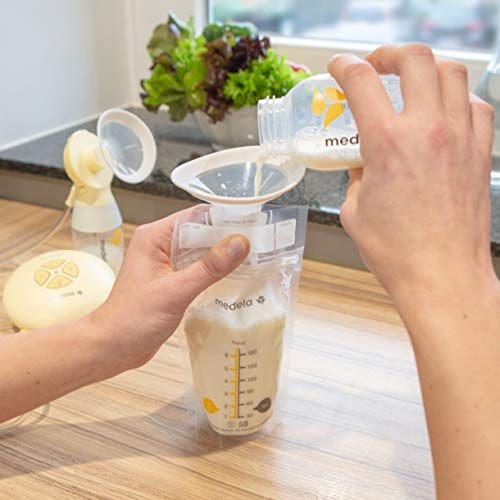 パックの口が広く、マチ付きで自立すると母乳を移しやすい