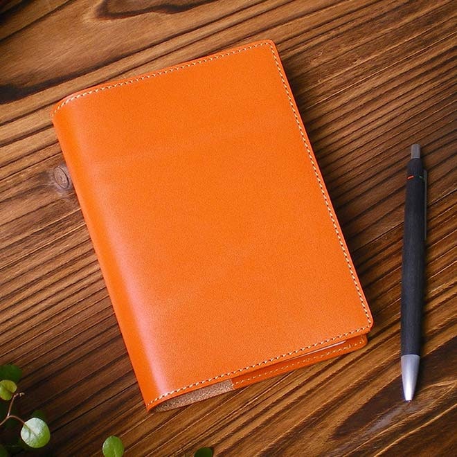 服やカバンのポケットに入れる場合は、留め具なしをセレクト