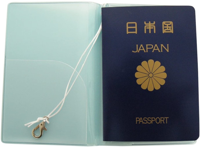 パスポートだけを収納するなら、パスポートカバーが手軽