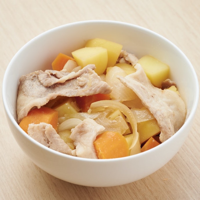 肉じゃがは火の通り具合にムラがある。味の染み込みもいま一歩