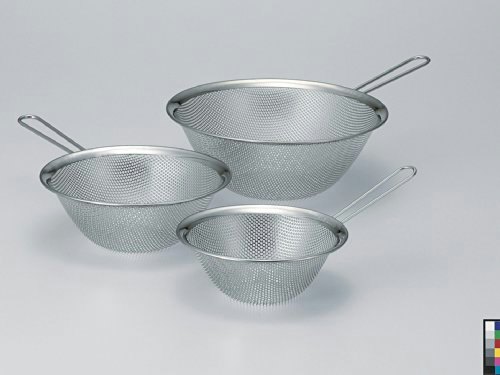 取っ手つき:鍋に入れて食材を茹でたいならコレ。片手で扱いたい人にも