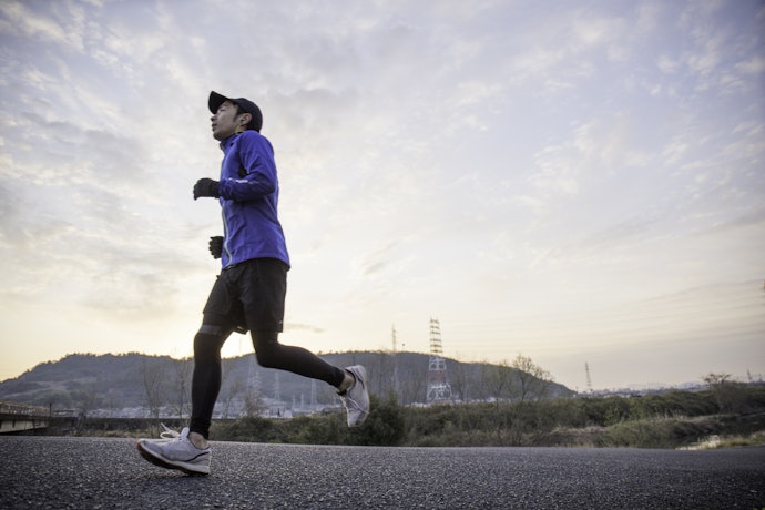 汗をかきやすいスポーツシーンには通気性・透湿性がよく蒸れにくいものを