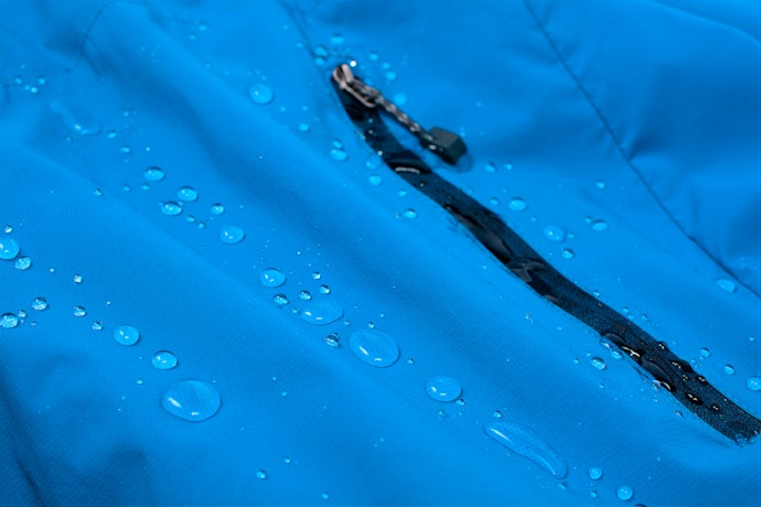 小雨対策には、水を弾く撥水性があるものがぴったり
