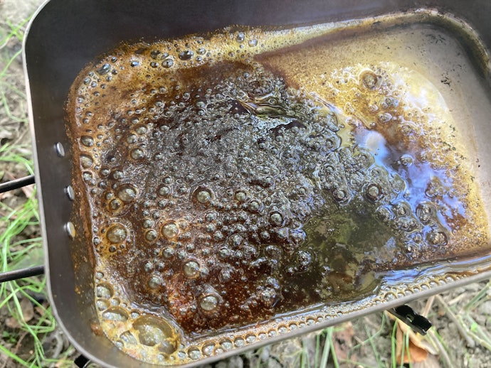 ①オリーブオイルでカレー粉8gを炒める