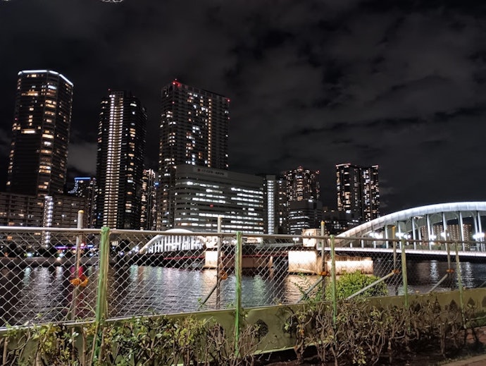 夜景は明暗差のバランスがよい。日中は明るさが強調されすぎていた
