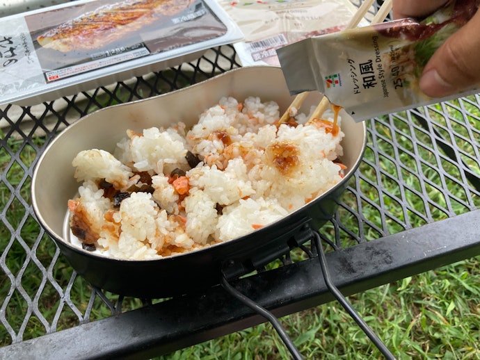 ①昆布おにぎりと紅鮭おにぎりを海苔を外してから器の中で混ぜ合わせ、和風ドレッシングを混ぜ合わせる。