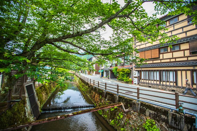 川・山・見事な庭園に面した客室も。窓からの眺望もチェックしておこう