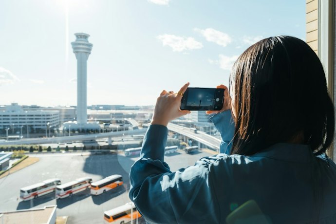 窓からの眺望や空港らしい客室のインテリアに注目しよう