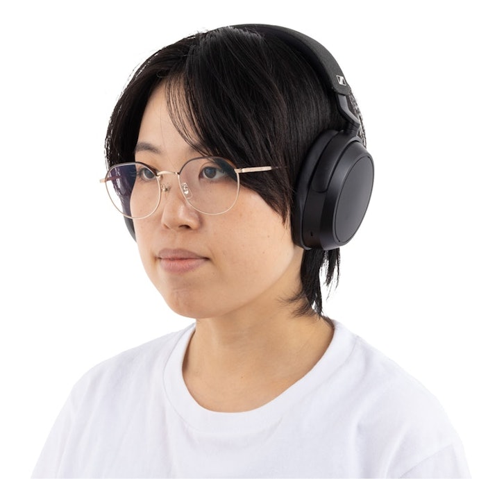 頭の大きさに合わせてバンドを調整しやすい。ヘッドバンドはクッションつき