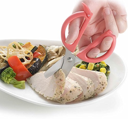 大人の料理を取り分けたいときは、フードカッターがあると便利