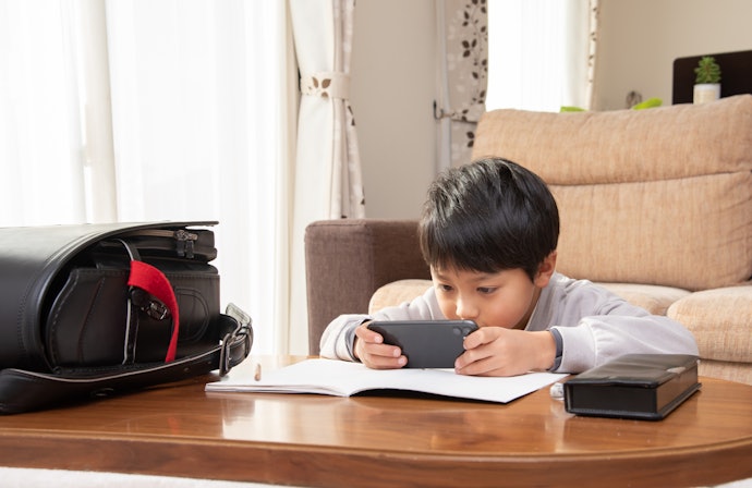 スマホで調べものや学習コンテンツの視聴ができる。子どもの依存対策も可能
