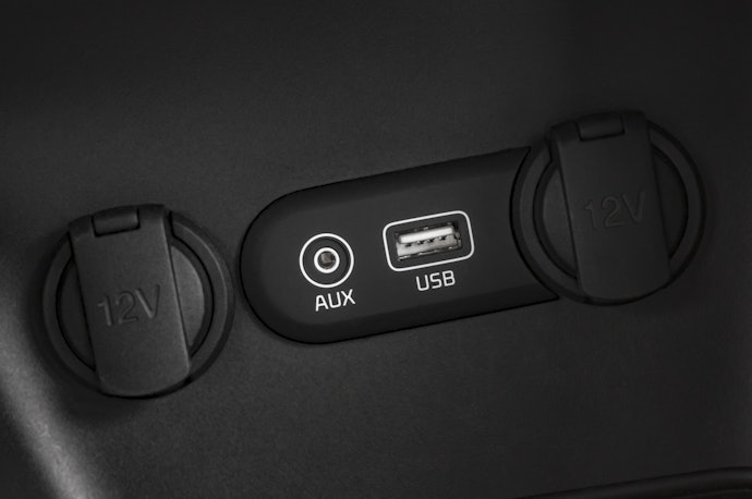 運転中に使う場合は、シガーソケット式やUSB式が手軽