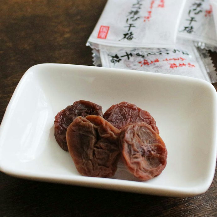 おやつ感覚で食べるなら、黒糖やはちみつを使った「甘酸っぱいもの」をチョイス