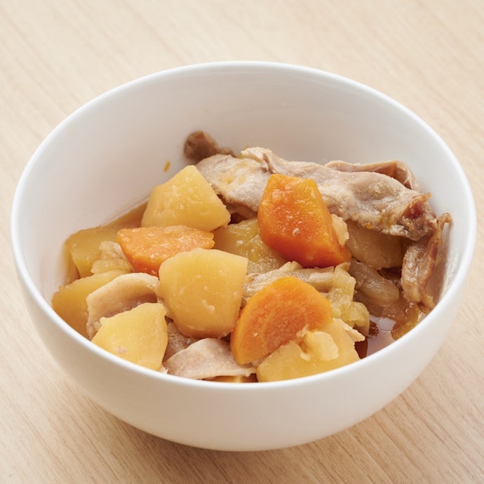 肉じゃがは鍋で煮込んだようなやわらかい仕上がり。味の染み込み加減も良好