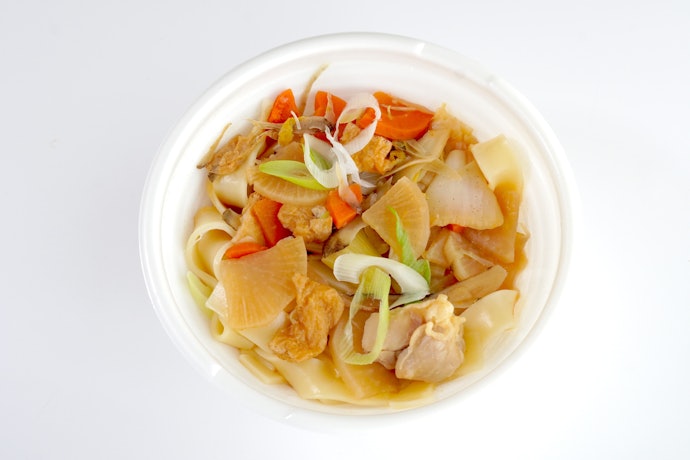 とろりと平麺に絡む醤油つゆ!野菜たっぷりで食感の変化も◎