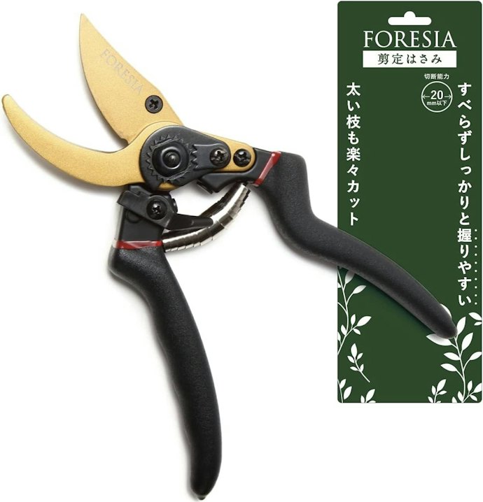 硬い枝を切るなら、グリップつきの持ち手だと力が入りやすい
