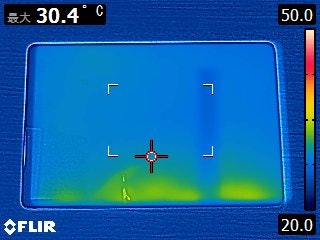 発熱しにくく快適に使える。動画再生10分後の本体温度はわずか約30℃