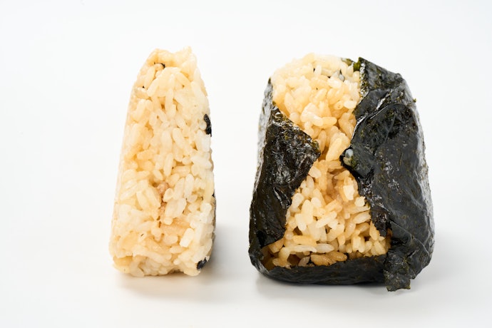 海苔の香ばしさで完成度アップ!食べごたえバッチリのおにぎり