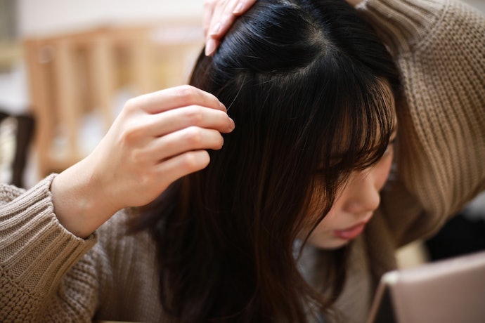 髪のきしみやごわつきを感じやすい。トリートメントの併用を