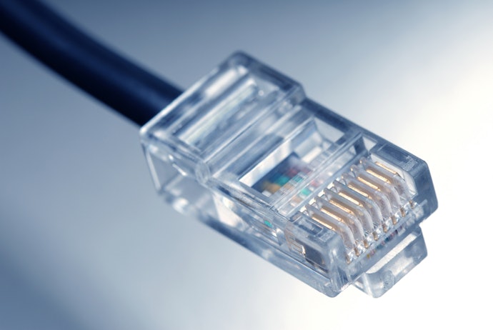 LANケーブルはCAT5e(カテゴリ5e)以上を使う