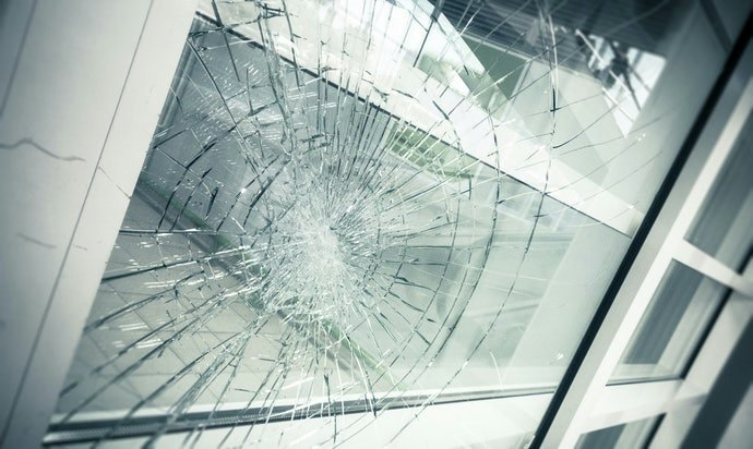 開き窓には、大きな衝撃を感知する「衝撃検知型」