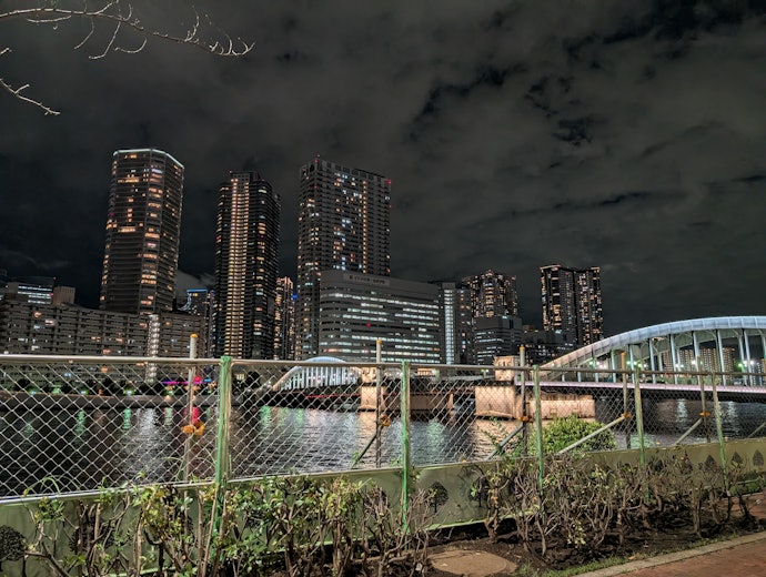 夜景の撮影はやや苦手。ズームしてもノイズは見られない