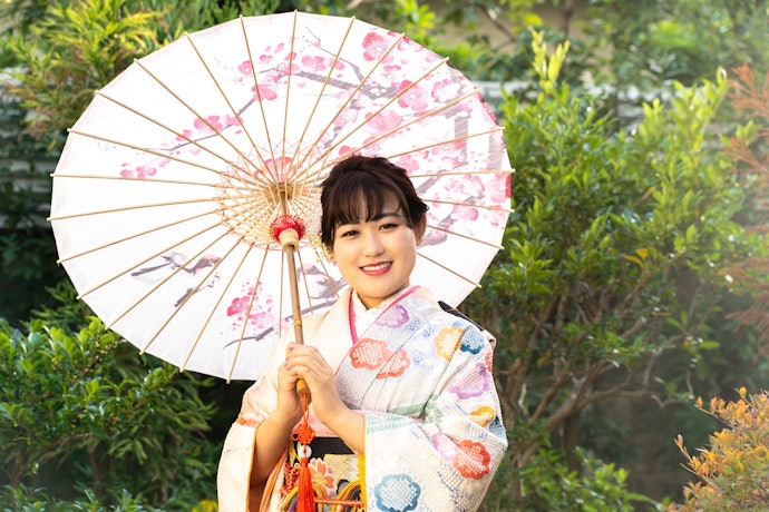 小物を使った演出やポーズの傾向を確認しよう