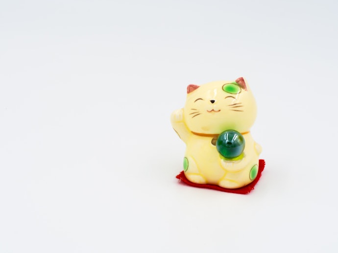 金運アップには「金・黄」の招き猫がおすすめ