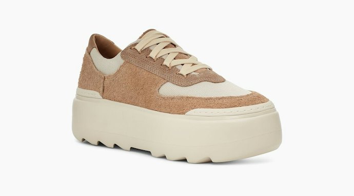 スエードが大人かわいい「UGG」