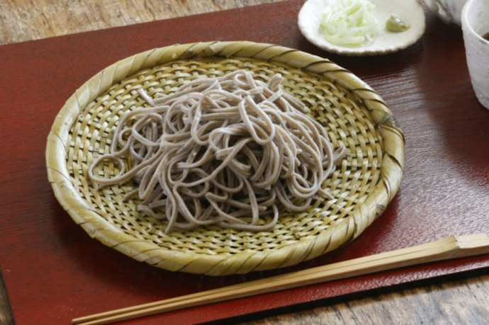 麺類を盛るなら、水気を切りやすいそばざるをチョイスしよう